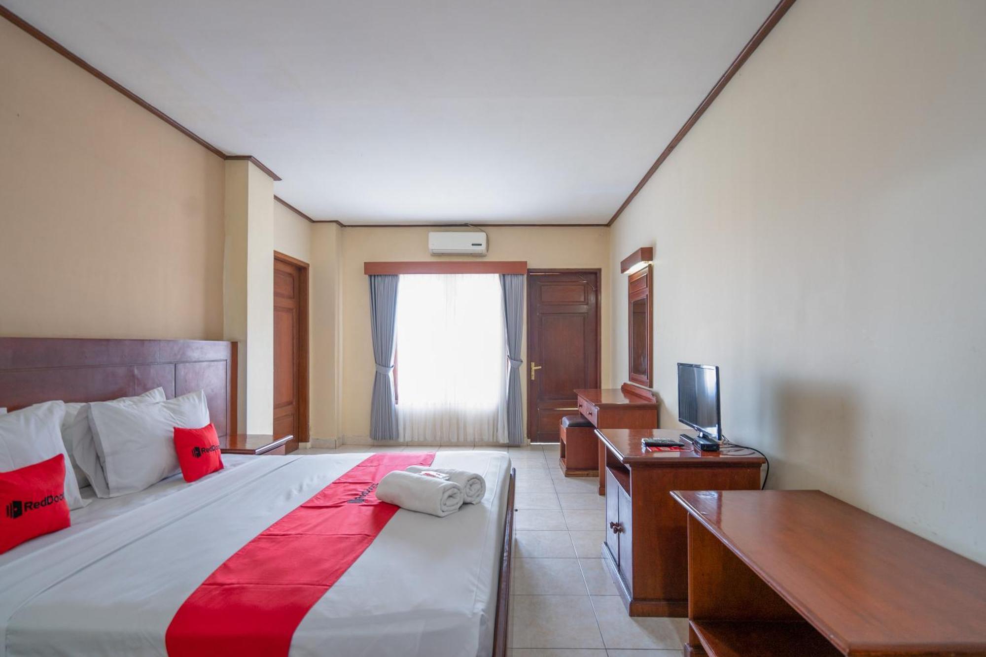 Reddoorz Plus At Mahajaya Hotel Denpasar Exterior photo