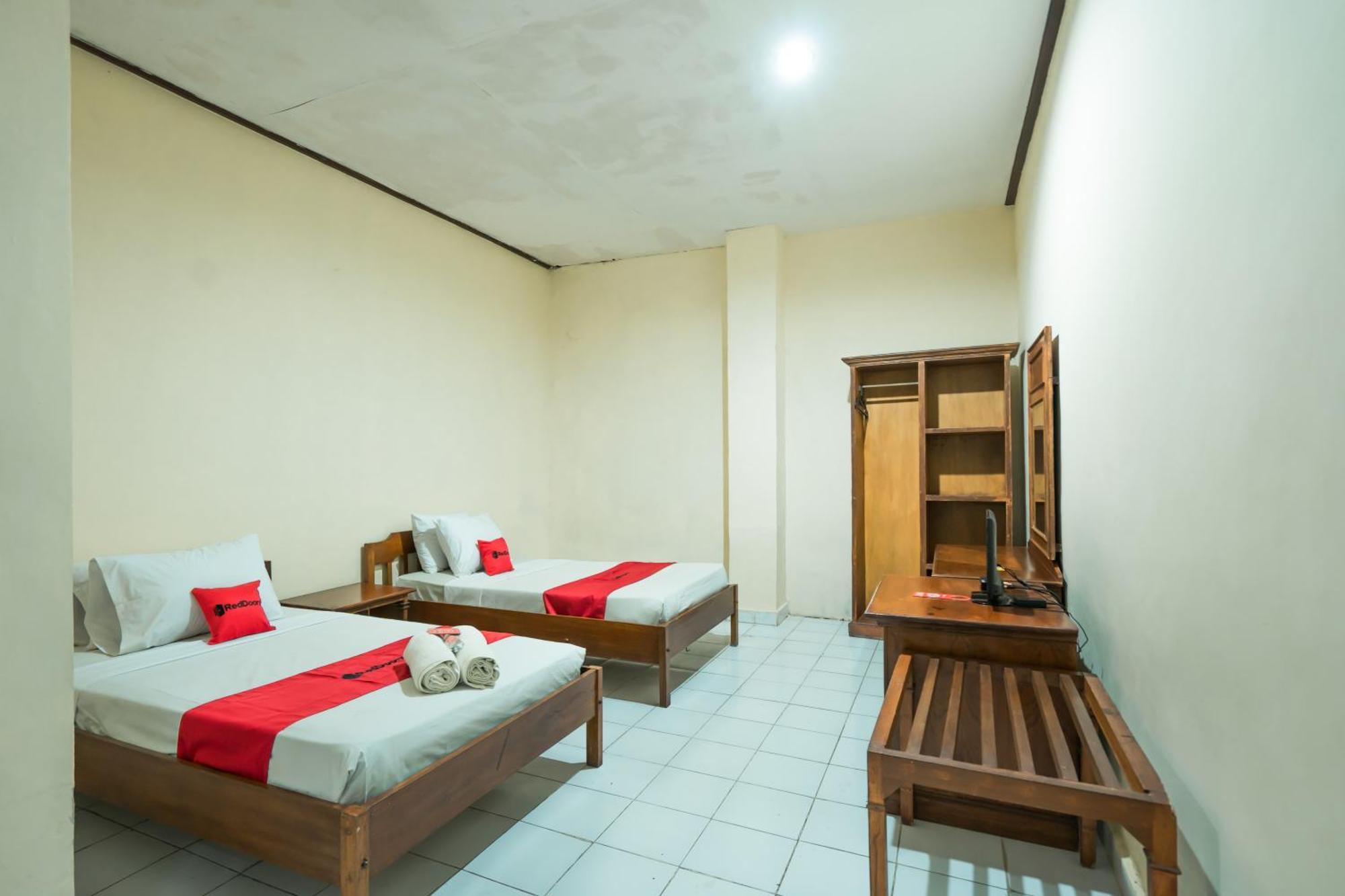 Reddoorz Plus At Mahajaya Hotel Denpasar Exterior photo